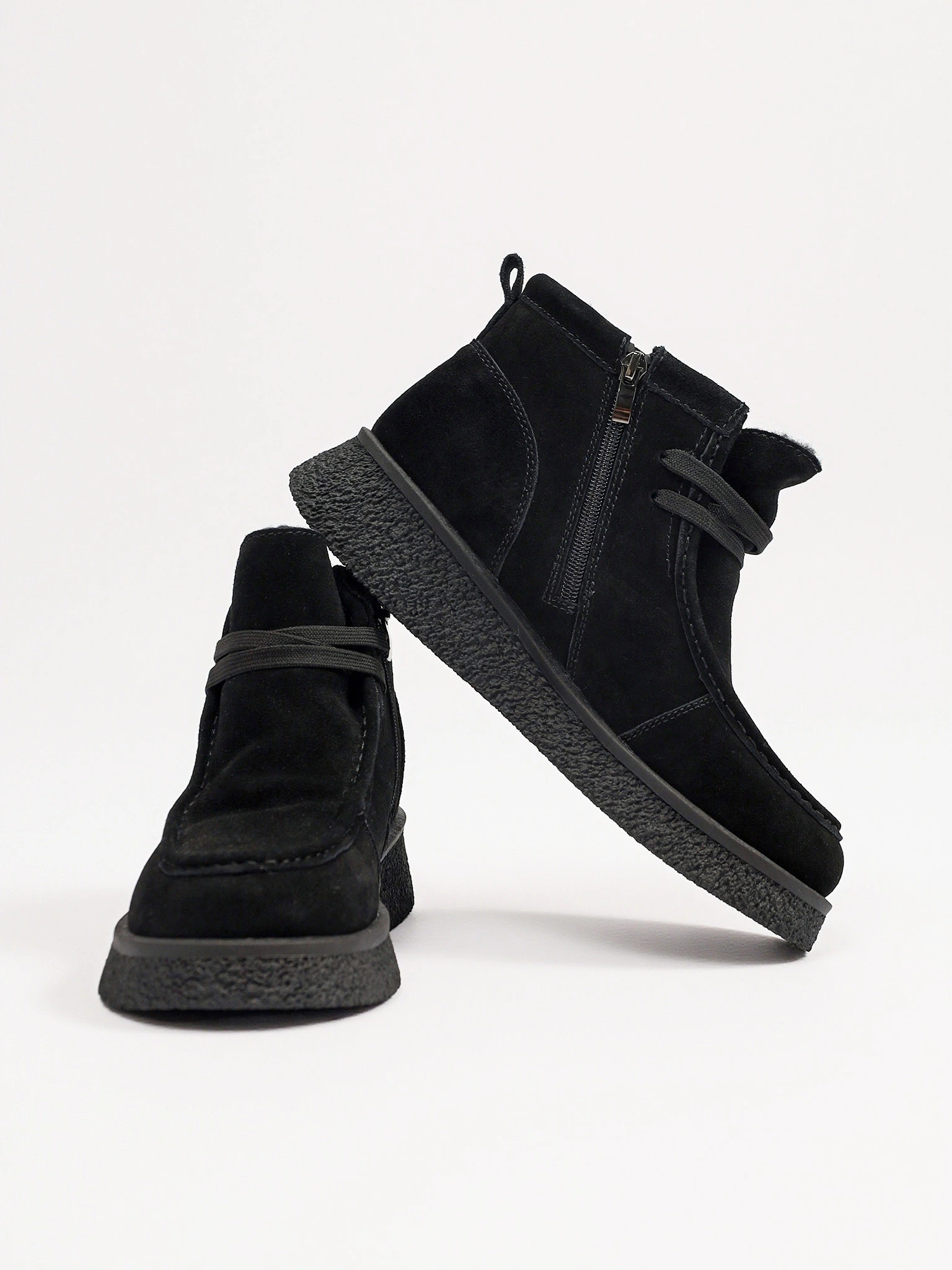 Ботинки черного цвета из натуральной замшы на средней платформе